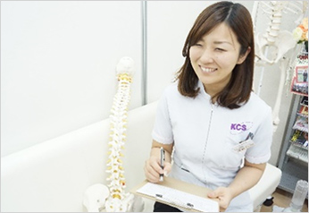 2年間インターン店にて登録し、勤務をしながら実践的な勉強ができます