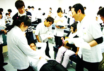 姿勢セラピスト専門学院の選択授業で海外での解剖実習もできます。学会での、論文発表も！